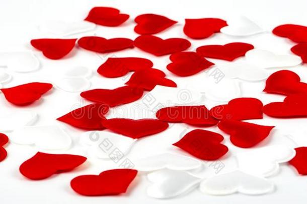 指已提到的人红色的和白色的心向白色的织地粗糙的织物背景