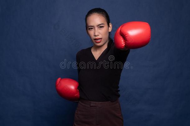年幼的亚洲人女人和<strong>红色</strong>的<strong>拳击拳击</strong>手套