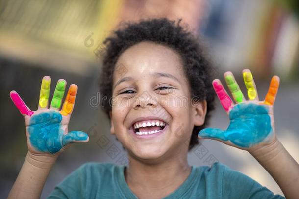 太美了幸福的男孩和富有色彩的描画的手