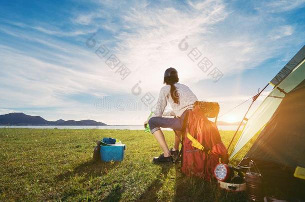 女人野营和背包旅行一次轻松单独的和喝