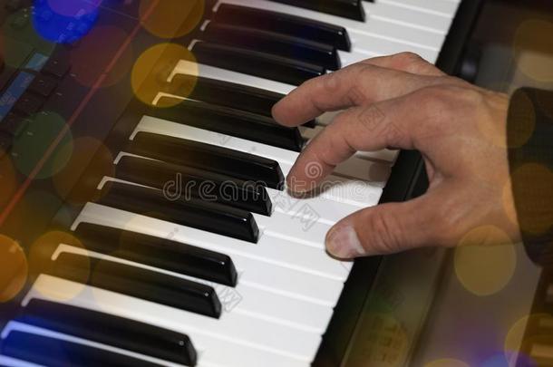 手向指已提到的人钢琴键盘electr向ic机构关-在上面.手关于