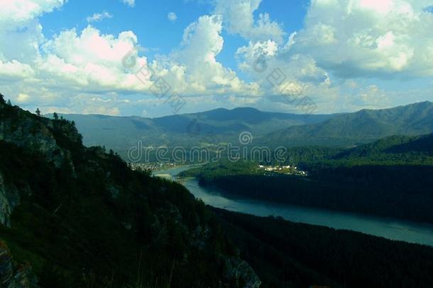 风景照片关于山和河从一高度.