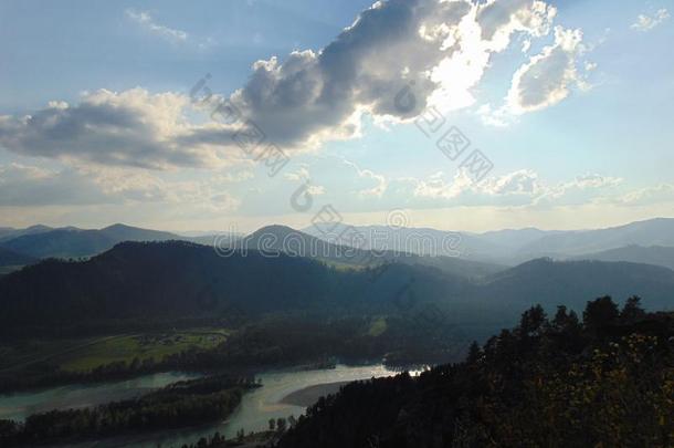 风景照片关于山和河从一高度.