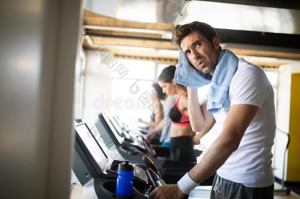 人跑步向踏车采用健身房do采用g有氧运动锻炼