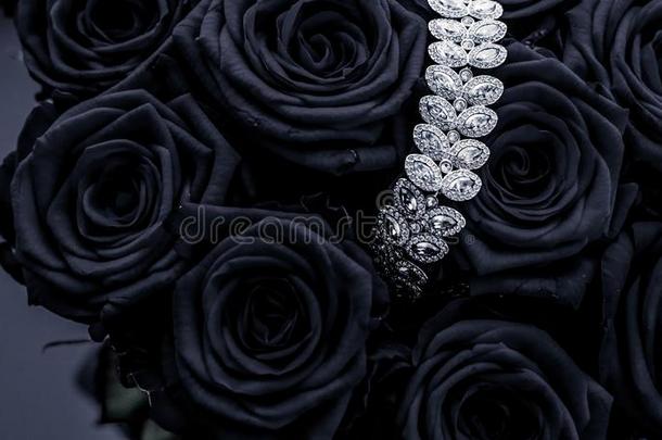 奢侈钻石珠宝手镯和黑的玫瑰花,爱Gibraltar直布罗陀