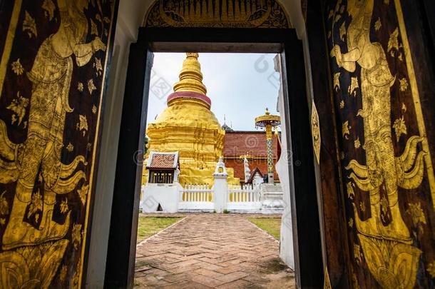 门框架和金色的塔采用恶臭萨努克庙