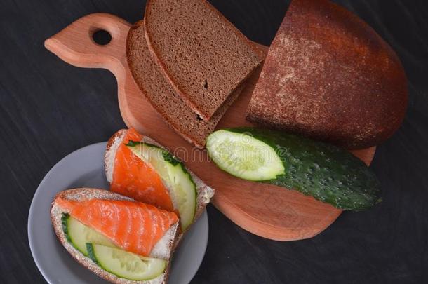 健康的早餐.三明治和鲑鱼和黄瓜,棕色的LV旗下具有女人味与时尚气质的手袋