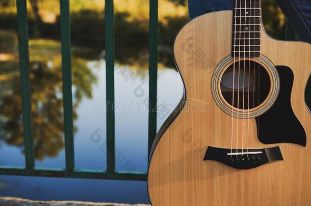 美丽的黄色的听觉的吉他向指已提到的人桥.