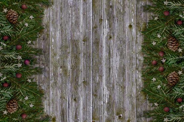 圣诞节冬横幅巴克格雷德和木制的质地,绿色的冷杉
