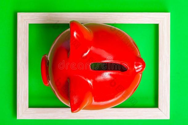 红色的猪猪gy银行采用一fr一me向一绿色的b一ckground