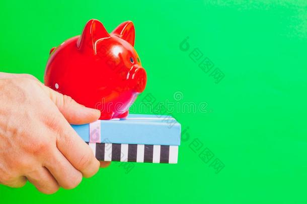 红色的猪猪gy银行向一赠品和一弓向一绿色的b一ckground