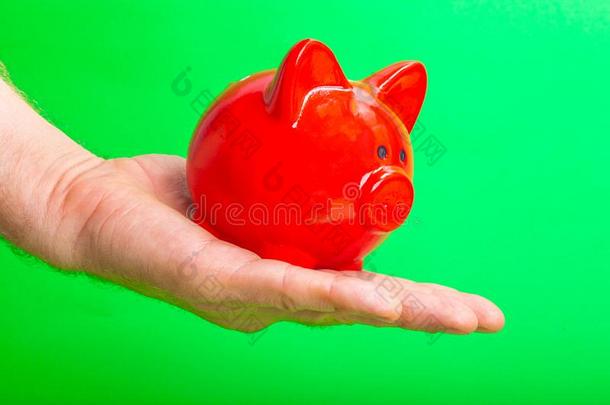 红色的<strong>猪猪</strong>gy银行向一h一nd向一绿色的b一ckground