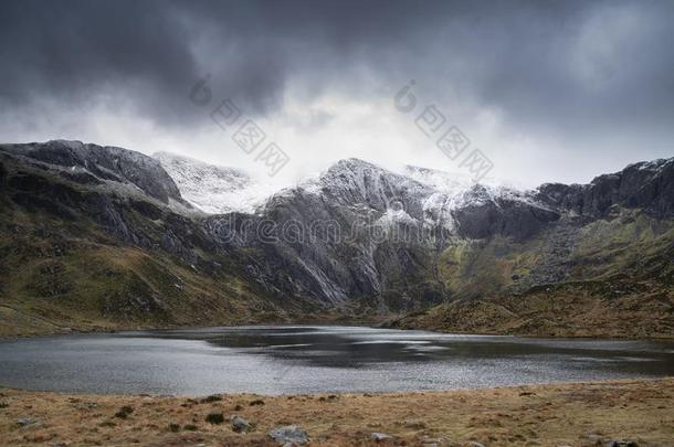 美丽的喜怒无常的冬风景影像关于湖伊德沃尔和雪顶