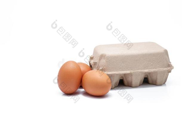 鸡蛋采用纸盒隔离的采用白色的背景.鸡蛋s采用尤指装食品或液体的)硬纸盒.英语字母表的第7个字母