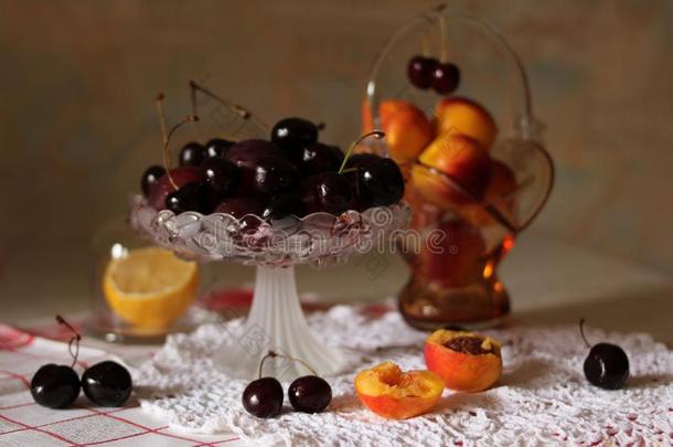 夏成果盘子和黑的樱桃和杏,柠檬关在上面