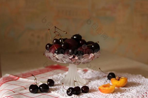 夏成果,黑的樱桃和杏向玻璃盘子
