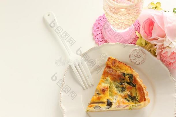 块关于乳蛋饼和冰冷的茶水为法国的食物影像