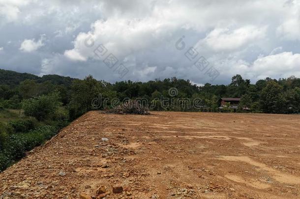 一变明朗陆地地区立刻指已提到的人是建造-在上面住宅或任何的<strong>修建</strong>