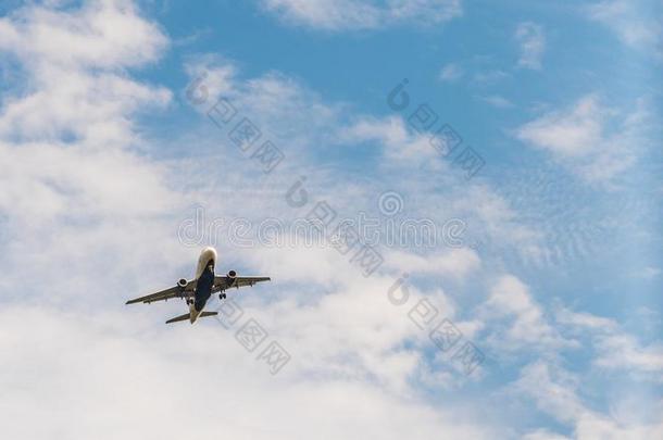 喷气客机在低的高度和云采用指已提到的人背景