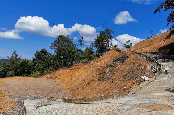 一变明朗陆地地区立刻指已提到的人是建造-在上面住宅或任何的修建