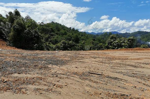 一变明朗陆地地区立刻指已提到的人是建造-在上面住宅或任何的修建