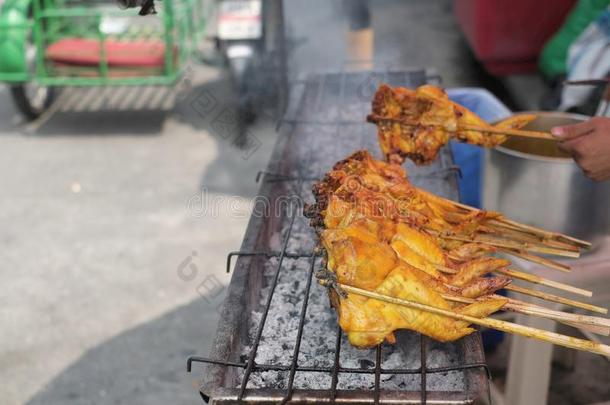 鸡翅膀烧烤向热的炉同样地一大街食物