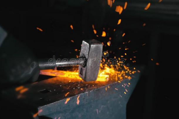 锻造车间车间.铁匠铺用手的生产.手关于铁匠和int.哈