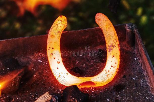 铁匠工作的向指已提到的人砧,制造一马蹄铁