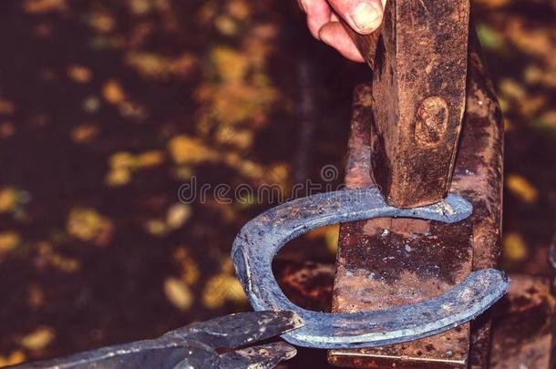 铁匠保存马蹄铁采用钳子和垃圾它w它h铁锤