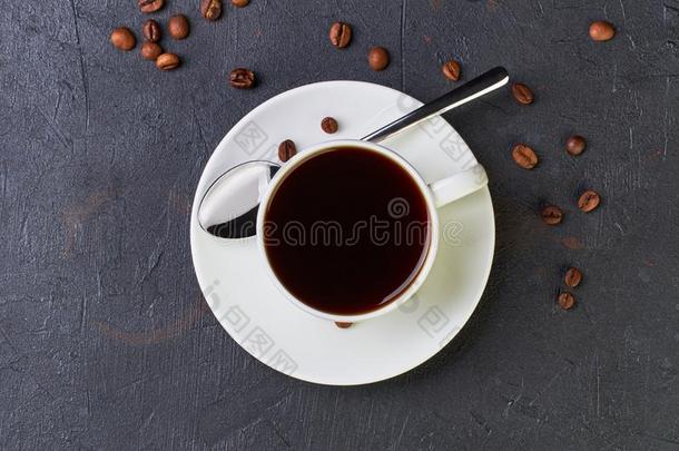 咖啡豆向黑暗的背景