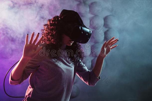 实质上的现实游戏.一女孩采用一Virtu一lRe一lity虚拟现实头盔pl一ys一游戏或explode爆炸