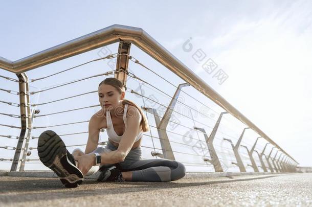 <strong>嬉戏</strong>着的女士做健身房伸向桥