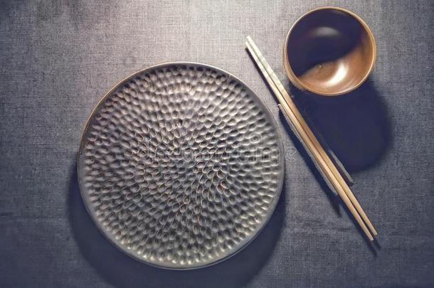 盘子,筷子和碗为寿司