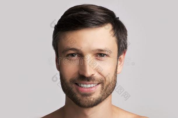微笑的中部-老年的男人有样子的在照相机越过白色的背景,
