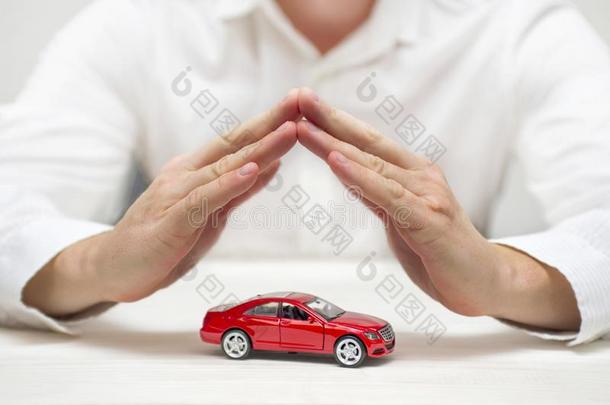 汽车保护.小的红色的汽车cove红色的在旁边男人手.汽车汽车