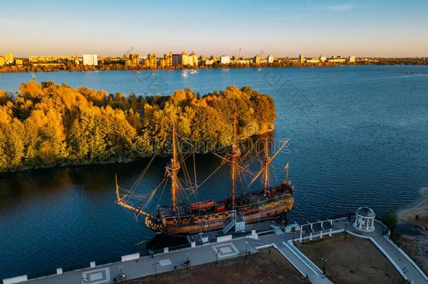 纪念碑关于第一俄国的直线的船转到预定向行政部