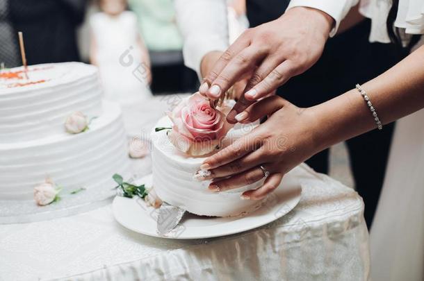 幸福的一副遵守刀和锋利的美味的婚礼蛋糕