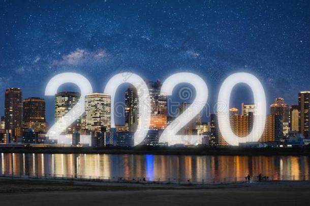 新的年2020采用指已提到的人城市.全景的城市在夜.新的年202