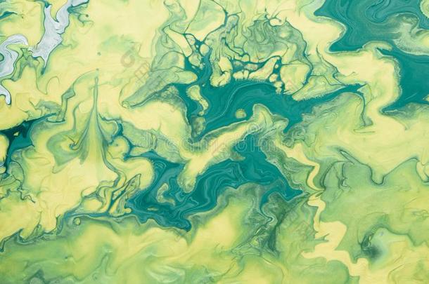 抽象的液体艺术.自由的流动的黄色的和绿色的颜料.大理石