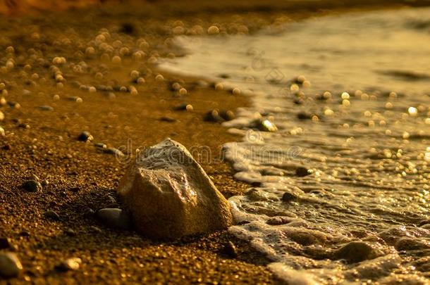 金色的湾采用塞浦路斯.指已提到的人沙和指已提到的人岩石是喜欢指已提到的人纯的英语字母表的第7个字母