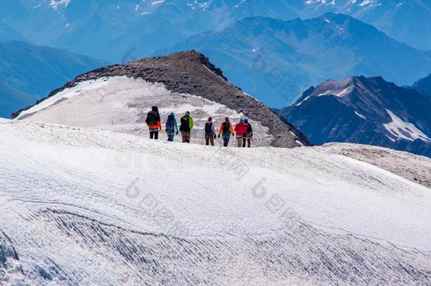 风景看法关于组关于登山家向指已提到的人道路下.