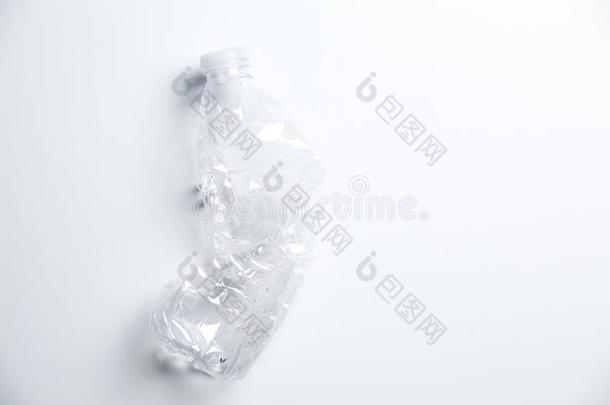 <strong>喝醉酒</strong>的空的塑料制品水瓶子向白色的背景