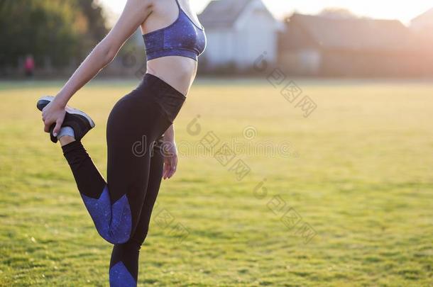 特写镜头关于年幼的<strong>嬉戏</strong>着的女人做练习在之前跑步采用