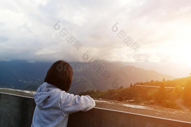 女人起立向指已提到的人看法点山顶有样子的在摄景头