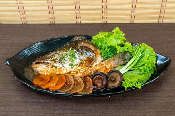 蒸熟的鲑鱼鱼上端汤和大豆调味汁