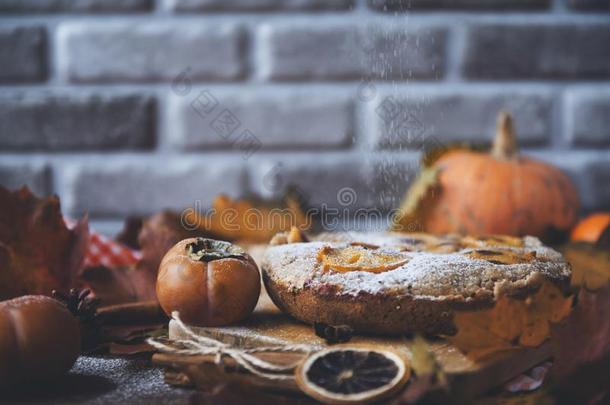 秋自家制的蛋糕和一件关于柿子和变成粉的食糖