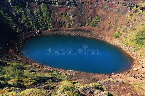 卷轴火山口火山的湖采用九月