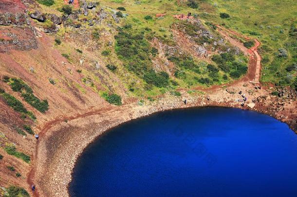 卷轴火山口火山的湖采用九月