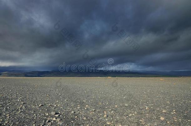 火山的阿尔卑斯山的风景和有暴风雨的云采用斯卡夫塔费德天然的
