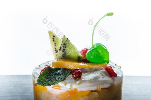 特写镜头奶油冻乳霜和成果餐后甜食采用玻璃aga采用st白色的